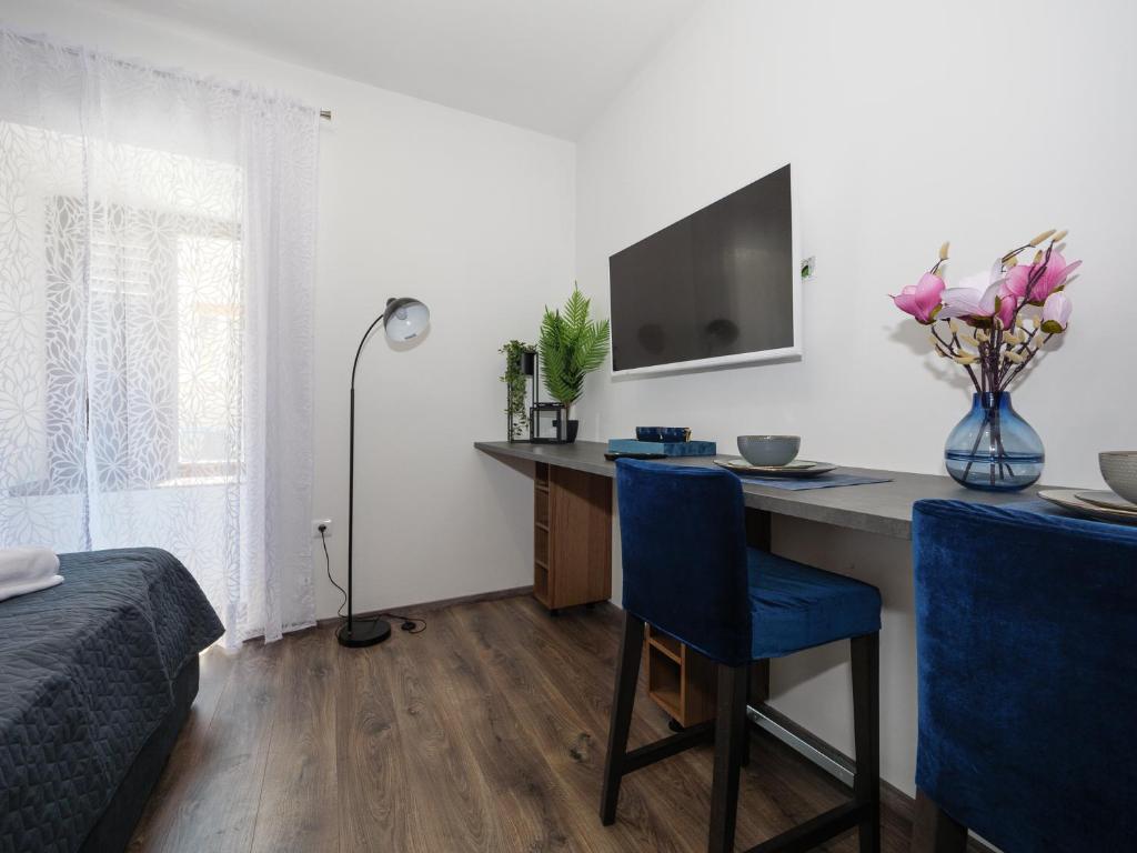 sypialnia z biurkiem i wazą kwiatów w obiekcie Arena Delight Studio Apartments w Puli
