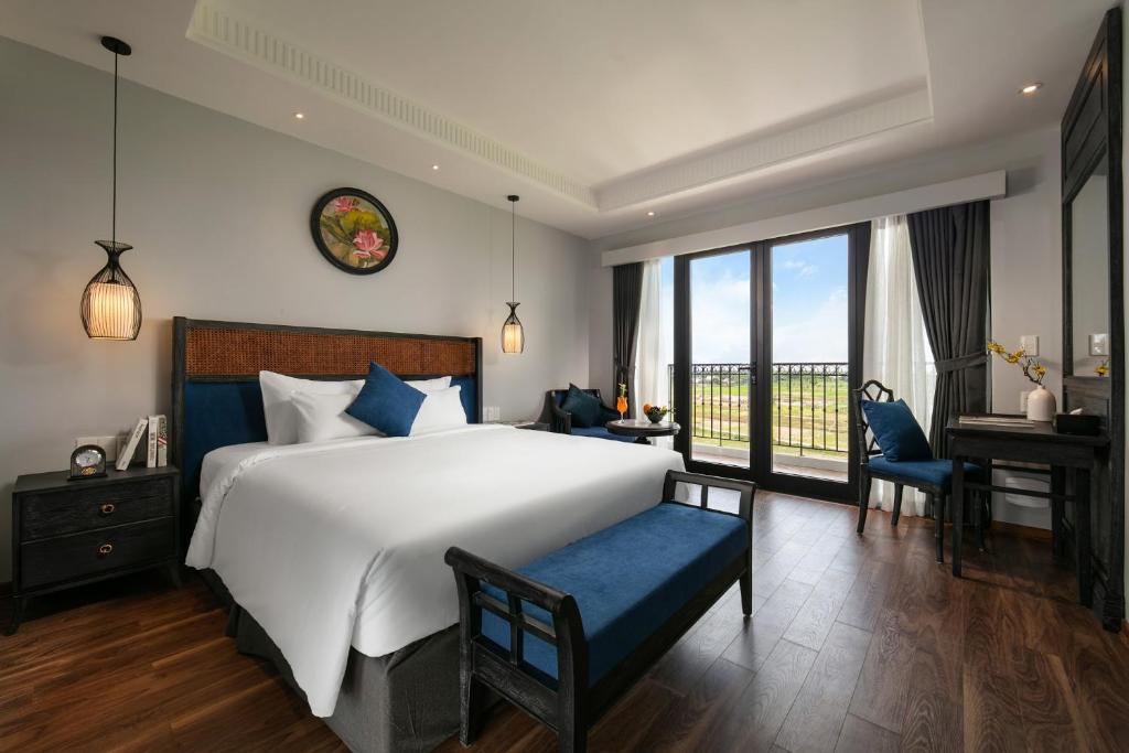 Postel nebo postele na pokoji v ubytování Shining Riverside Hoi An Boutique & Spa
