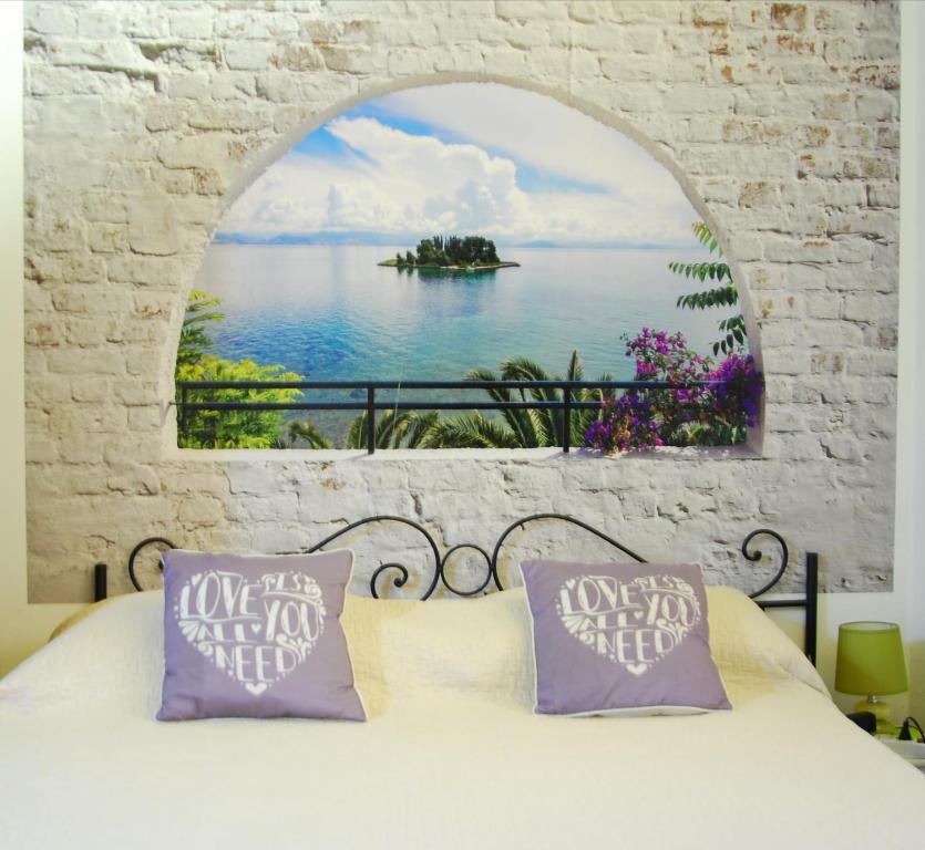 ein Bett mit zwei Kissen in einem Schlafzimmer mit einem Fenster in der Unterkunft La Piccola Stellina in Rom