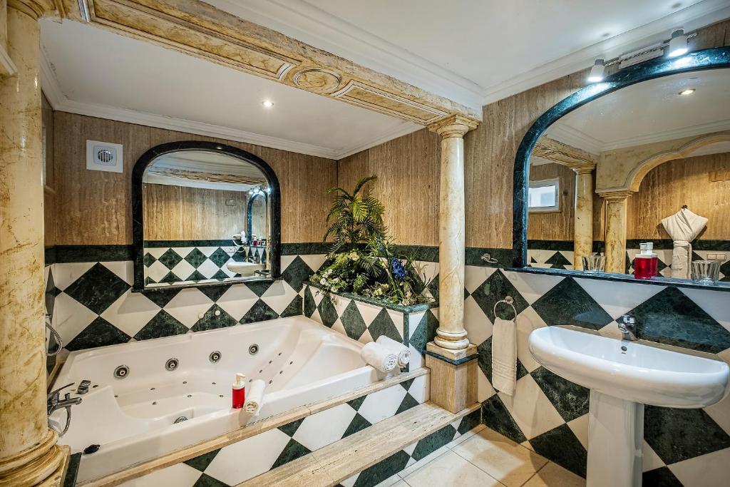 un baño con bañera y lavabo en Hotel Gines, en Gines