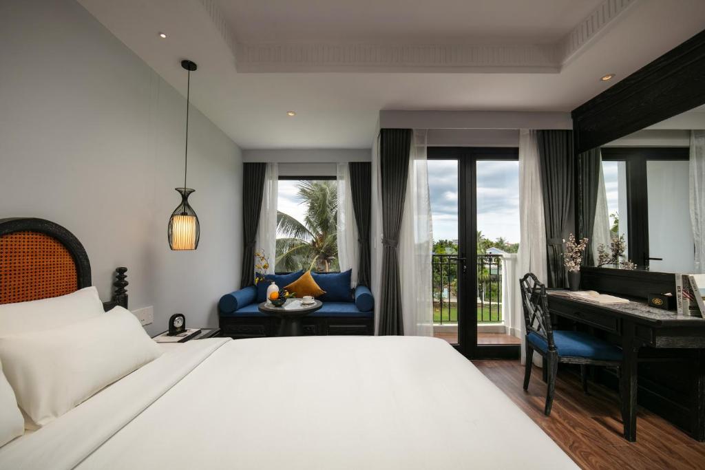 Postel nebo postele na pokoji v ubytování Shining Riverside Hoi An Boutique & Spa