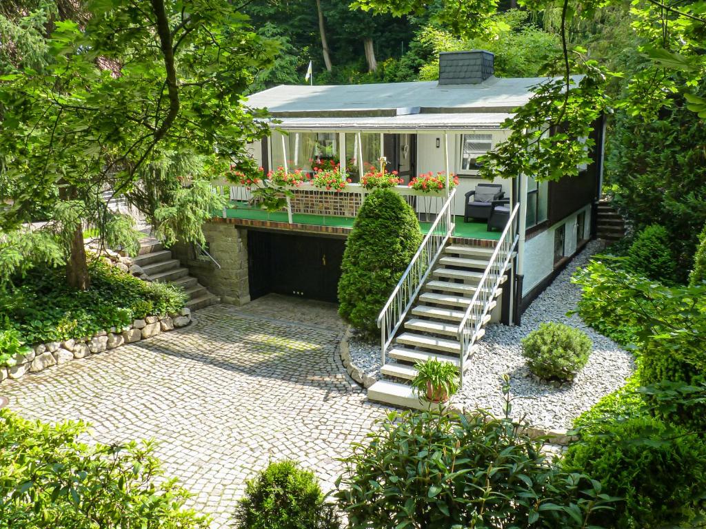 uma casa com um alpendre e escadas que levam a ele em Ferienhaus Giesela **** em Wernigerode