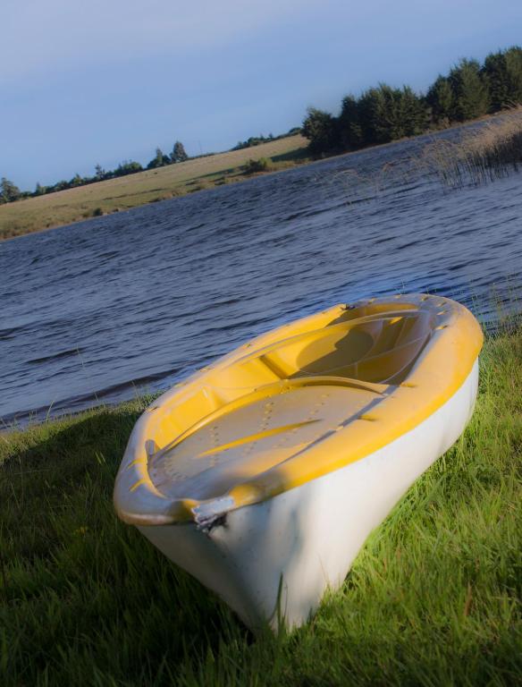 Výhled na řeku, která protéká v blízkosti chaty
