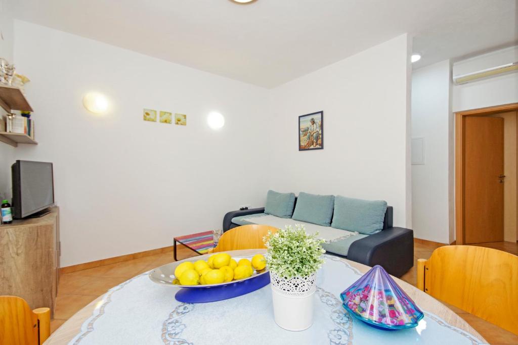 A television and/or entertainment centre at Apartments Silva