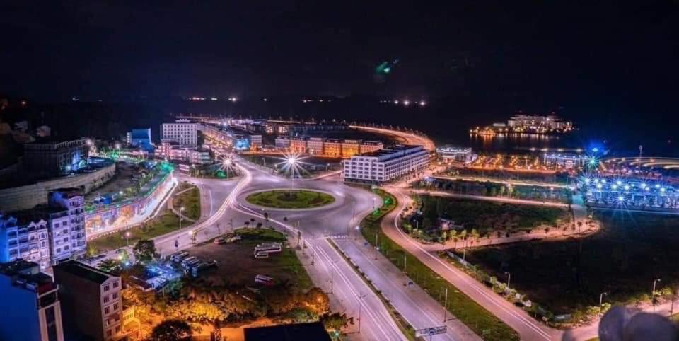 eine nachts beleuchtete Stadt mit Straßen und Gebäuden in der Unterkunft Smile Apartment in Hạ Long