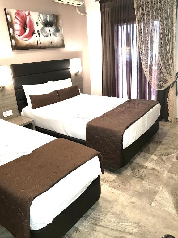 Posteľ alebo postele v izbe v ubytovaní Hotel Kostas