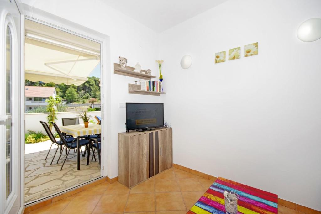 A television and/or entertainment centre at Apartments Silva