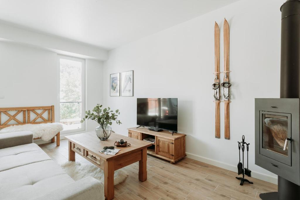 Televízia a/alebo spoločenská miestnosť v ubytovaní Apartament JODEŁKA