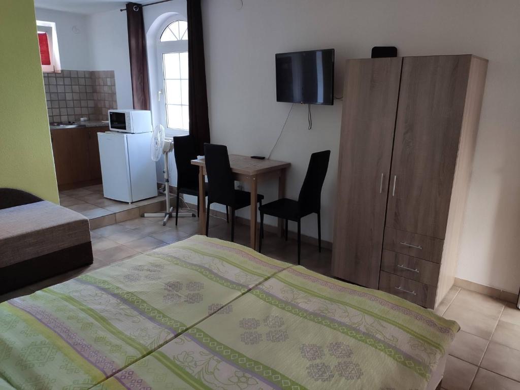 Kuchyňa alebo kuchynka v ubytovaní Vasti Apartman