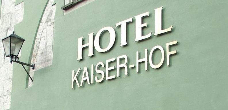un panneau sur le côté d'un bâtiment avec une kasernee d'hôtel dans l'établissement Hotel Kaiserhof am Dom, à Ratisbonne