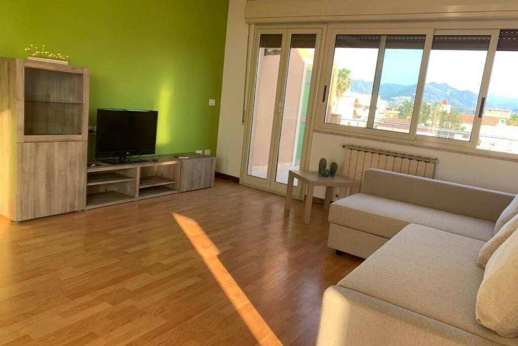 Televízia a/alebo spoločenská miestnosť v ubytovaní THE ATTICO MILAZZO