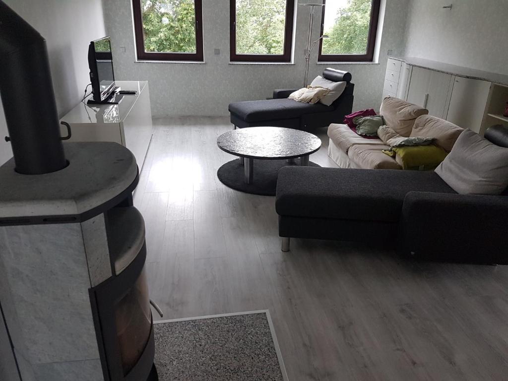 - un salon avec deux canapés et une télévision dans l'établissement Ferienwohnung Weserblick, à Hessisch Oldendorf