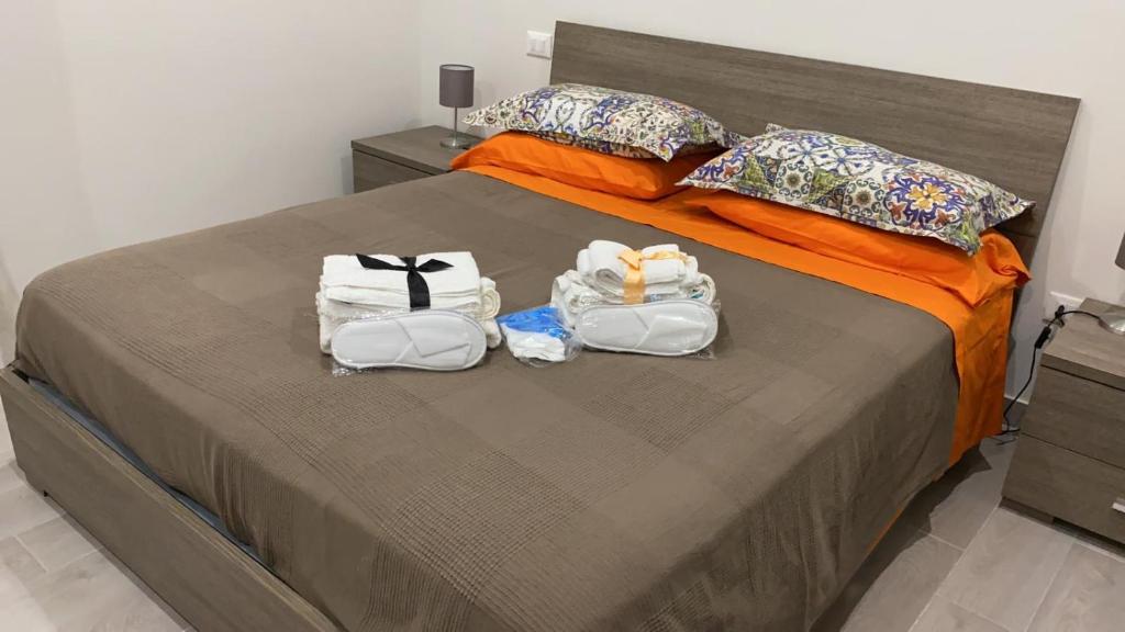 Un dormitorio con una cama con dos bolsas. en Boccy Brothers en Formia