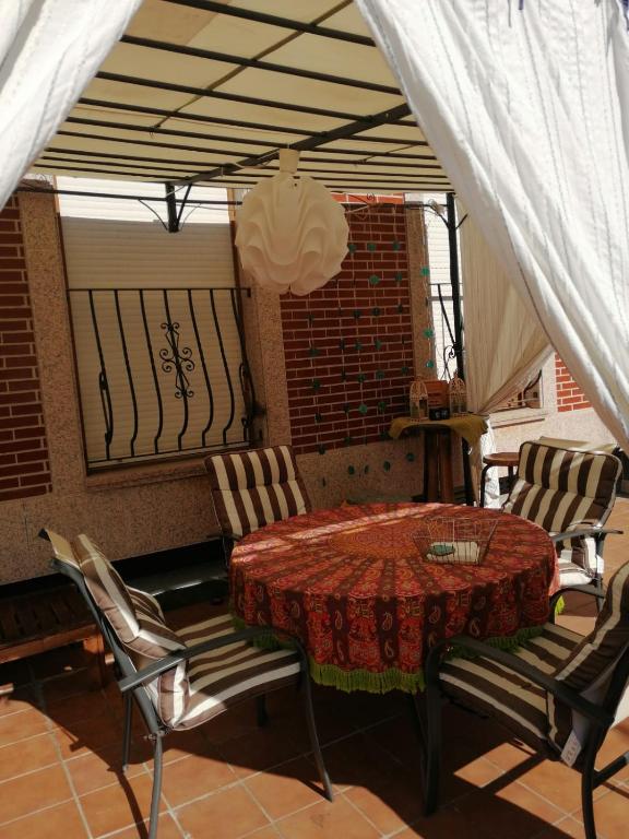 een tafel en stoelen in een kamer met een tafel bij Mar y Montaña in Bádames