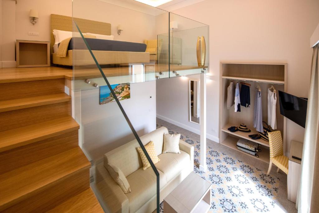 una sala de estar con una escalera que conduce a una habitación con literas en Maison Marie, en Sorrento