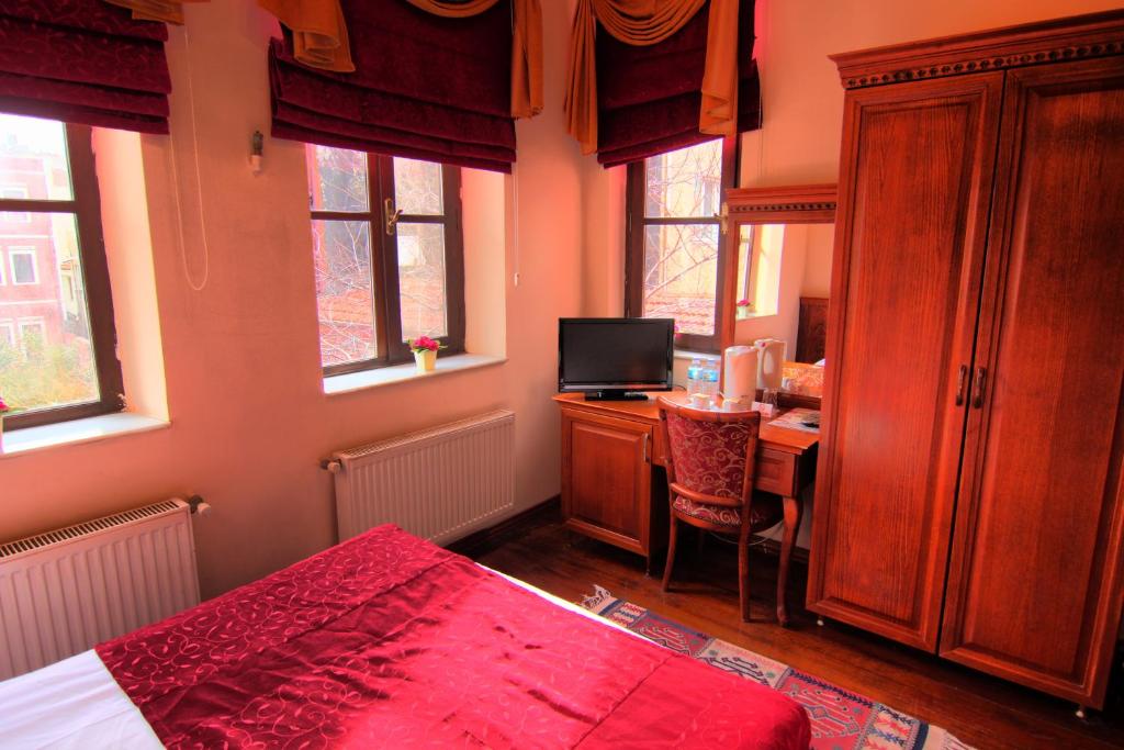TV a/nebo společenská místnost v ubytování Kervansaray Canakkale Hotel - Special Category
