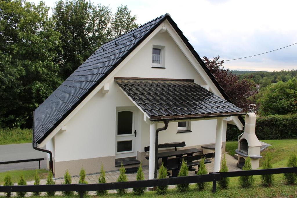 una casa con paneles solares en el techo en Ferienhaus am Ruhberg, en Winterberg