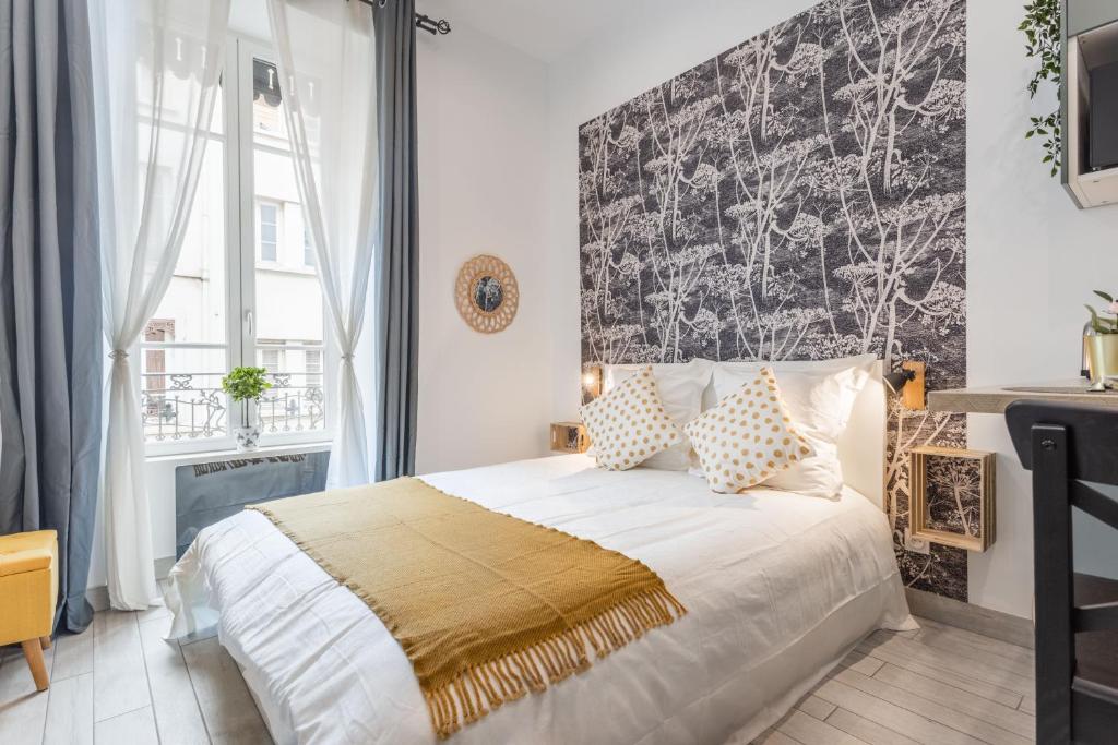 1 dormitorio con 1 cama con cabecero grande en HOME SWEET VAISE en Lyon
