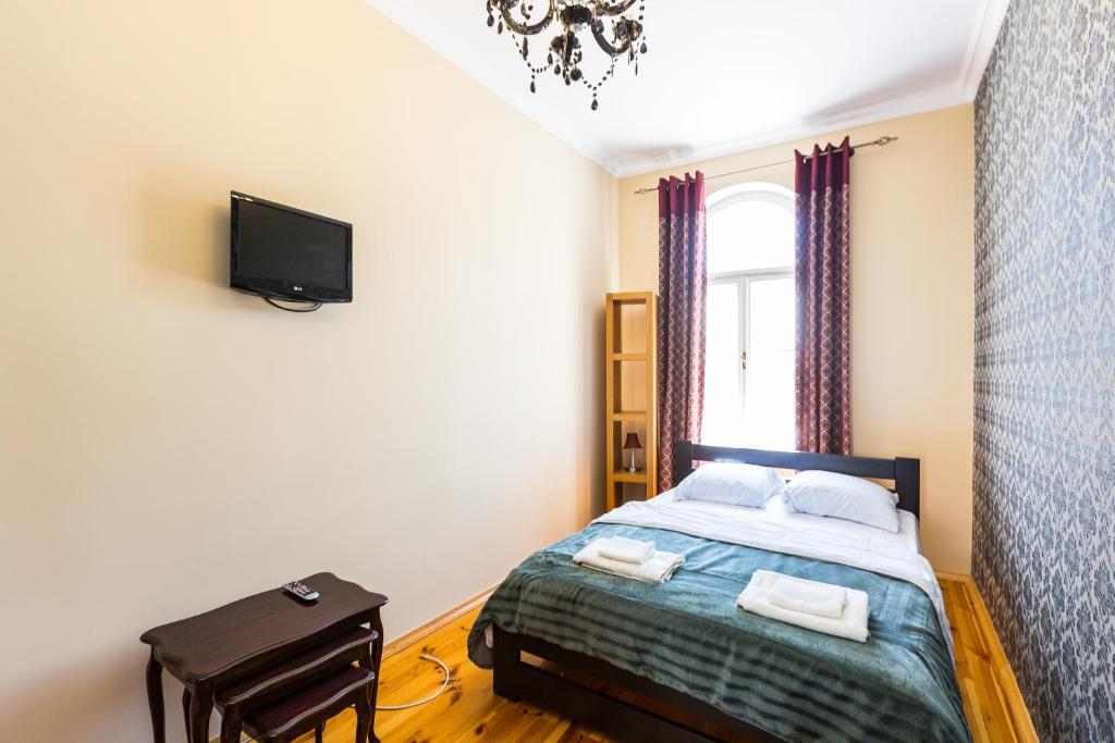 Ένα ή περισσότερα κρεβάτια σε δωμάτιο στο Подобово у Львові, на вулиці Краківській 26 біля Добробуту центр