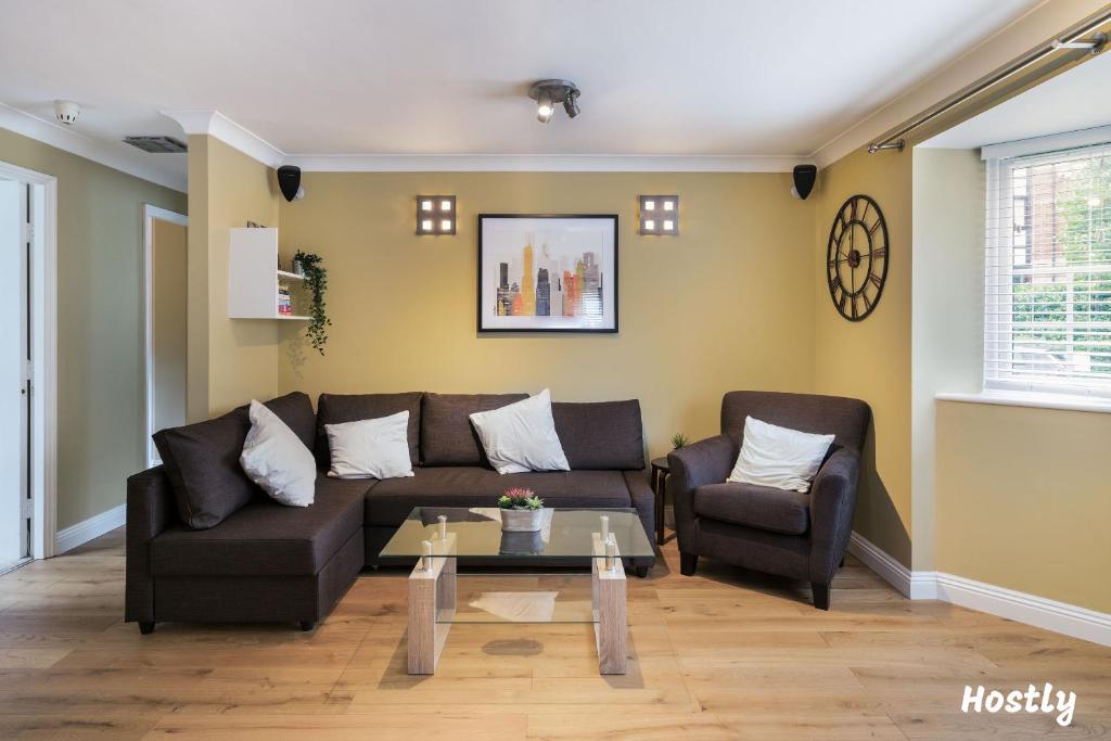 een woonkamer met een bank en 2 stoelen bij Swan Place - Comfortable Home in Reading