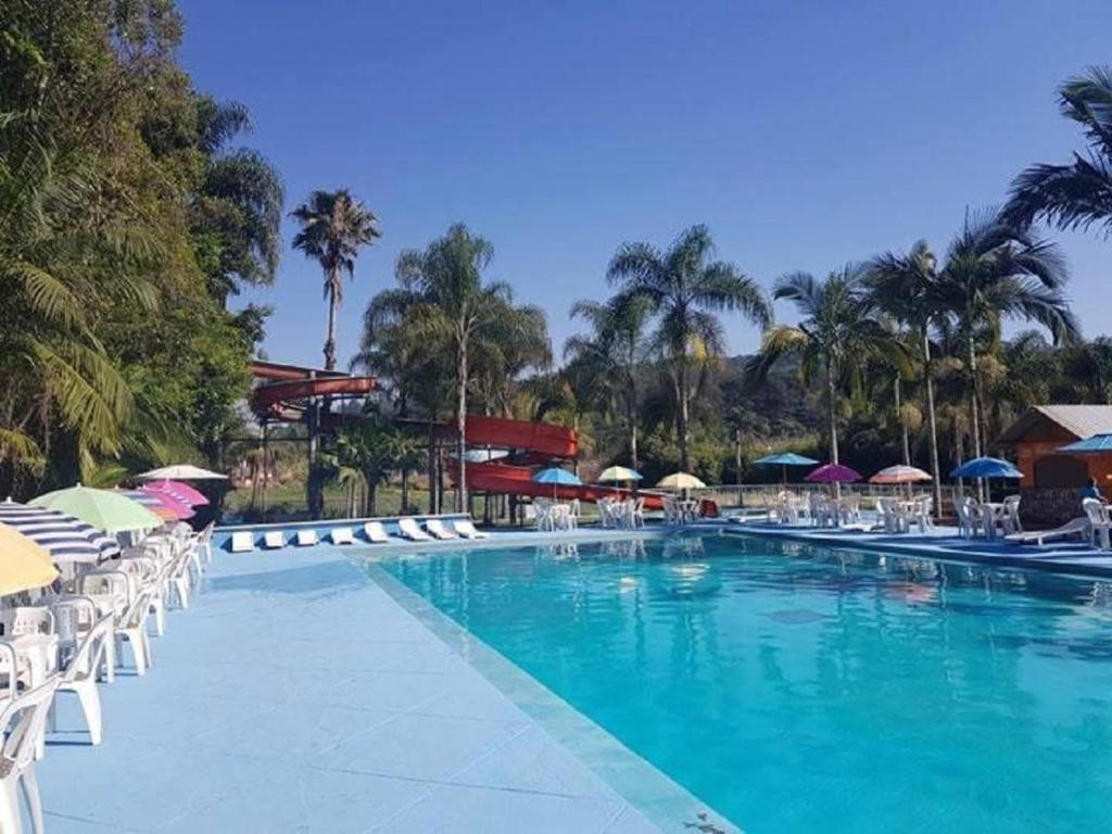 A piscina localizada em Pousada Paraíso das Águas ou nos arredores