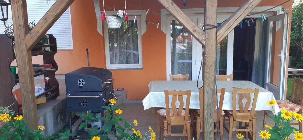 Patio alebo iná vonkajšia časť ubytovania Margaréta Apartman - Balatonlelle