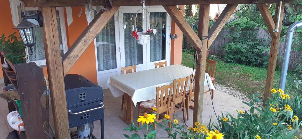 Vonkajšia záhrada v ubytovaní Margaréta Apartman - Balatonlelle