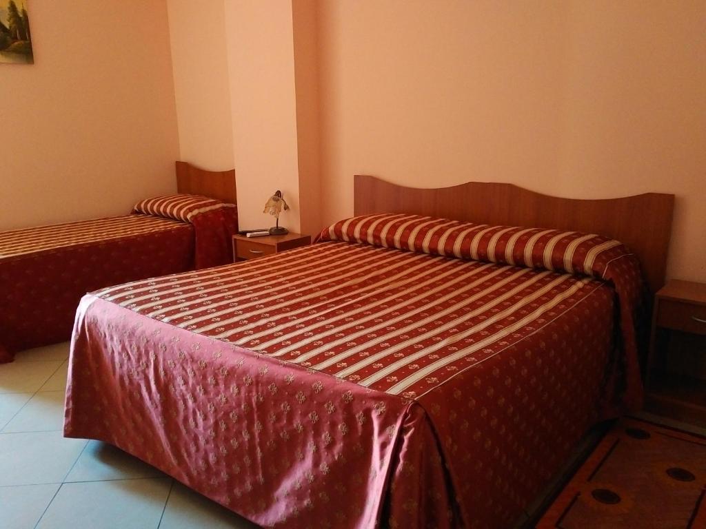 1 dormitorio con 2 camas con sábanas rojas en B&B Il Girasole, en Laureana di Borrello