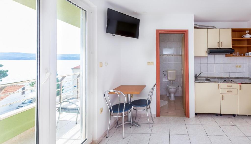Kuchyň nebo kuchyňský kout v ubytování AGA beach suites