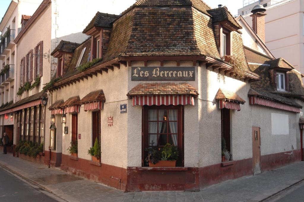 an old building on the side of a street at Les Berceaux in Épernay