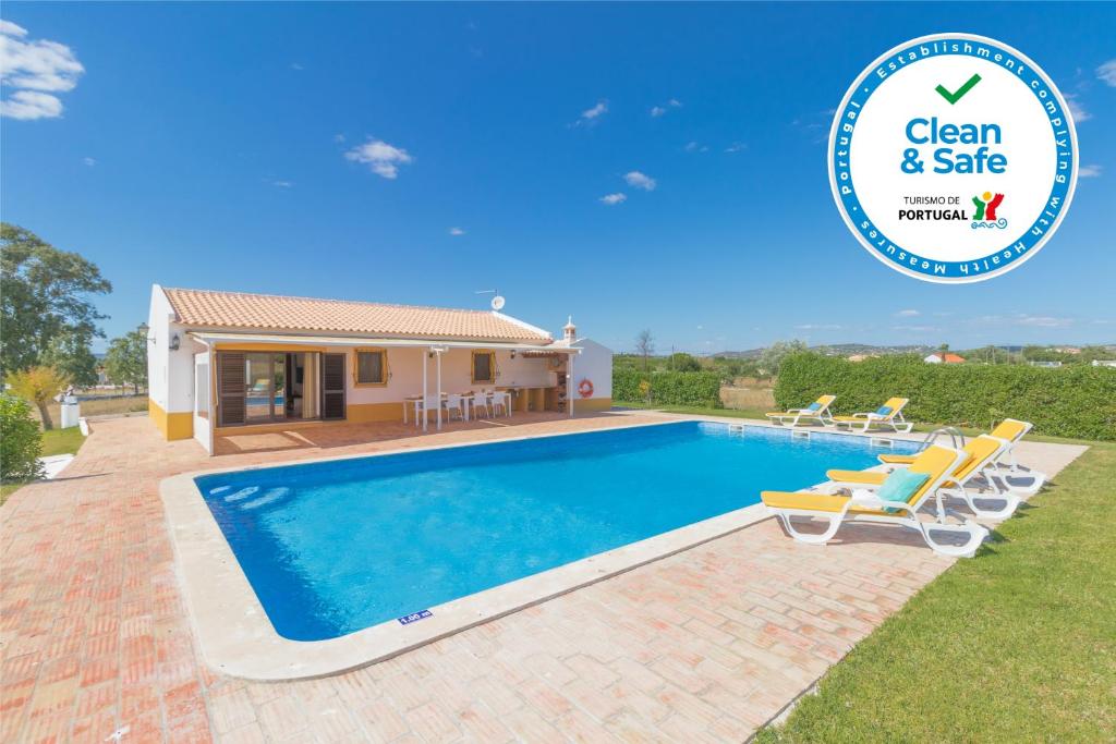 een villa met een zwembad en een huis bij Casa das Pedrinhas By ALzira in Algoz
