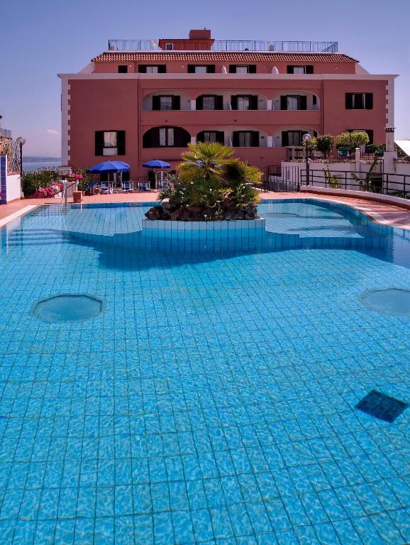 Bazén v ubytování Hotel Mare Blu Terme nebo v jeho okolí