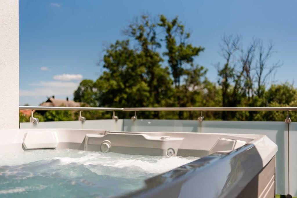 einen Whirlpool auf einer Terrasse mit Wasser in der Unterkunft Luxus SPA Fewo MARITIME DREAM WE 3 in Göhren-Lebbin