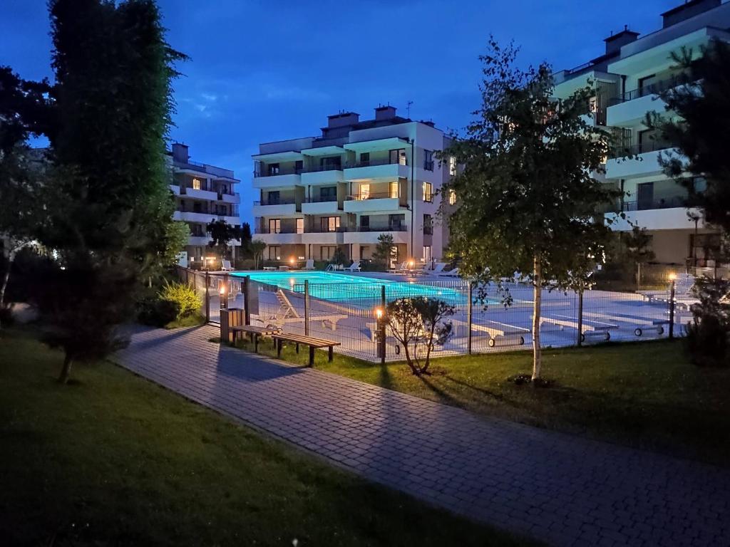 a volleyball court in front of a building at night at Apartament Azzurro Ustronie Morskie in Ustronie Morskie