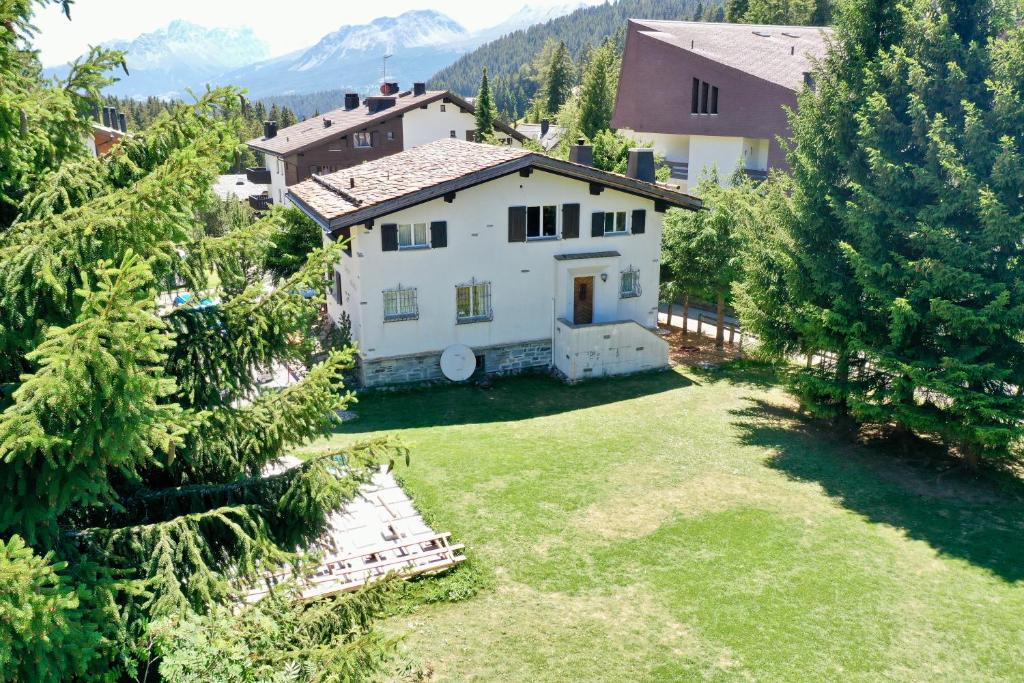 an aerial view of a house with a yard at Ferienhaus Nadine & Pascal in Lenzerheide