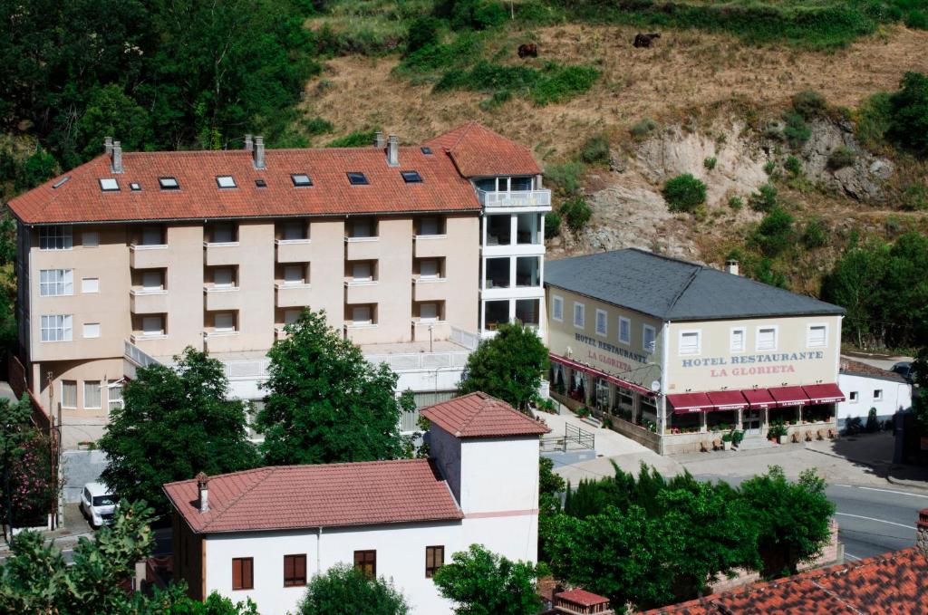 uma vista aérea de um hotel e edifícios em Hotel La Glorieta em Baños de Montemayor