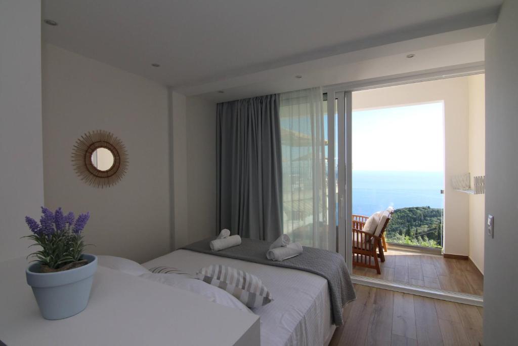 Postel nebo postele na pokoji v ubytování Lakones Deluxe Suites A