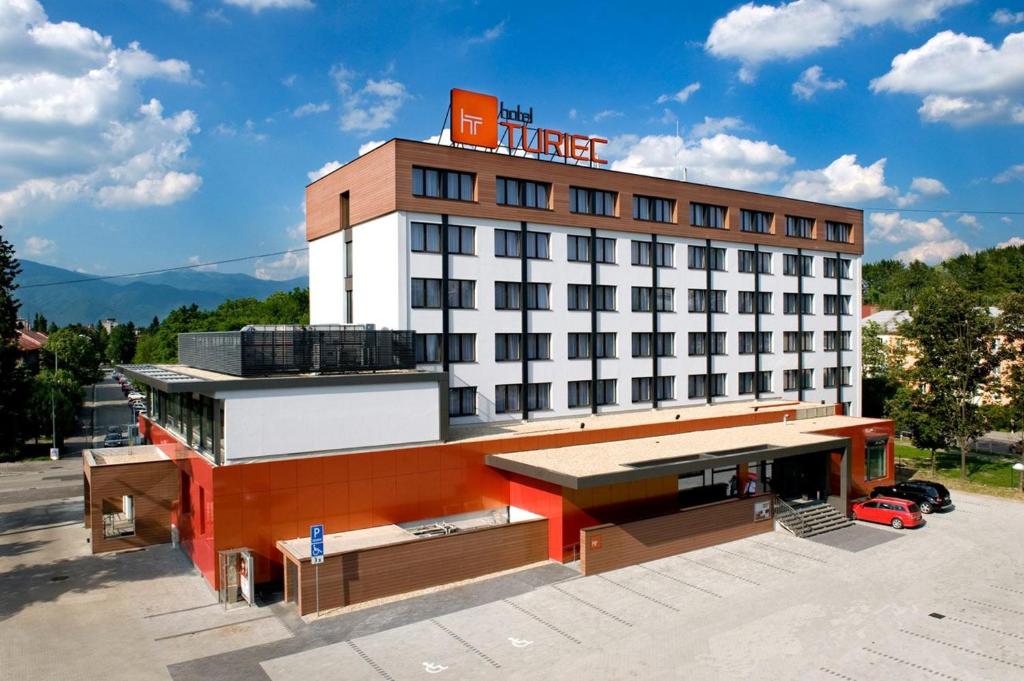 um edifício de hotel com uma placa de hotel em cima em Hotel Turiec em Martin