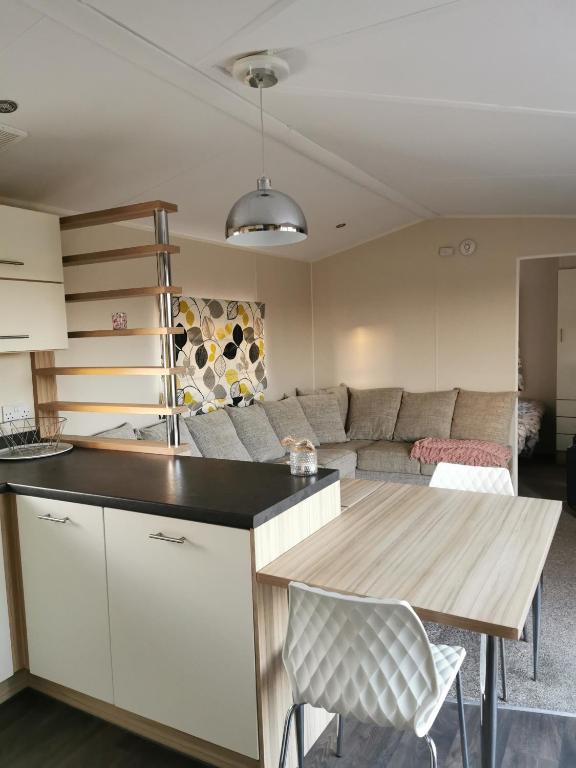 Η κουζίνα ή μικρή κουζίνα στο Luxury Holiday Home in Anderby Creek