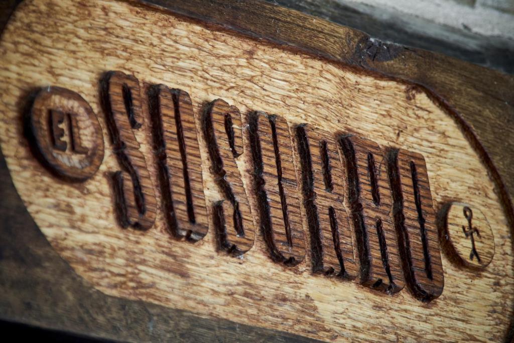 a wooden sign with the words pendulumulum on it at casa el susurro in Ponferrada