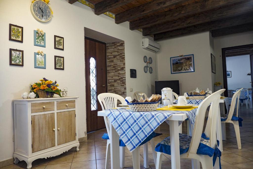 eine Küche und ein Esszimmer mit einem Tisch und Stühlen in der Unterkunft La Vecchia Montagna B&B in Nebida