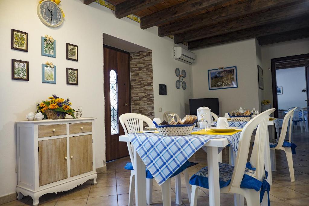 cocina y comedor con mesa y sillas en La Vecchia Montagna B&B, en Nebida