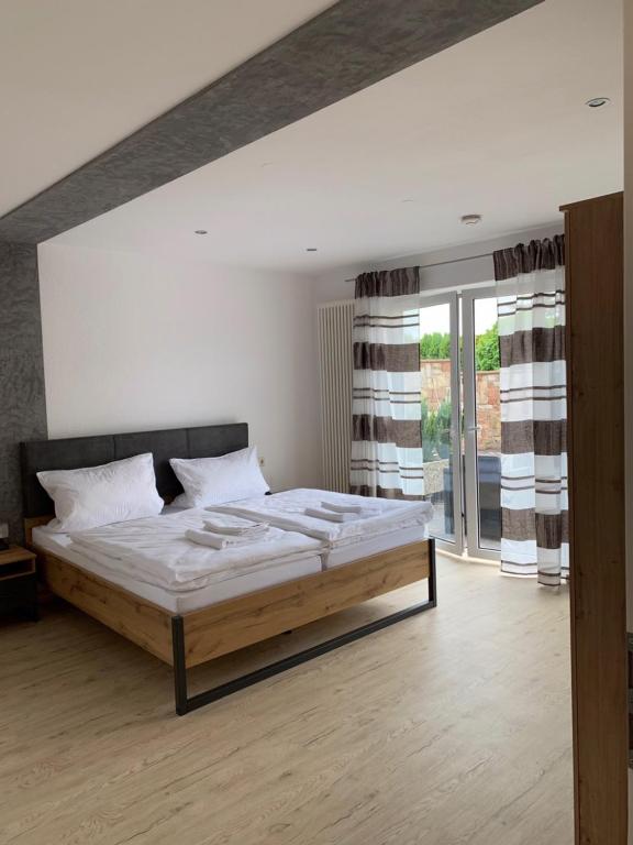 Postel nebo postele na pokoji v ubytování HGH - Hotel Garni Helbig
