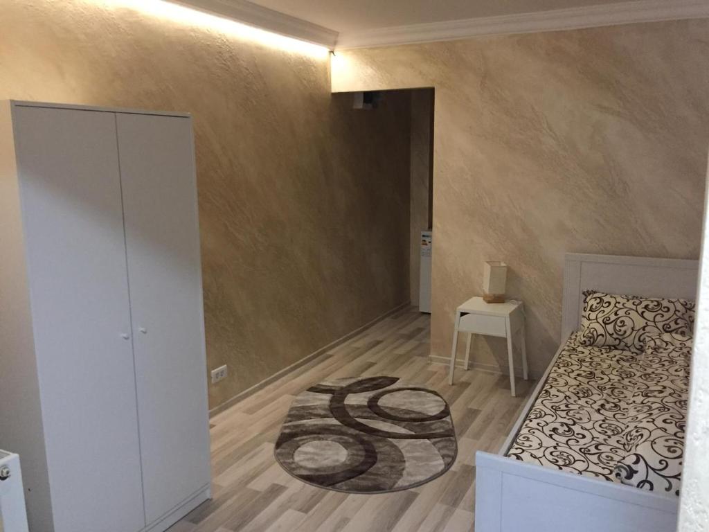 Zimmer mit einem Bett und einem Teppich auf dem Boden in der Unterkunft Feeling Home 1 Room Studio - Dorobanti in Buzău