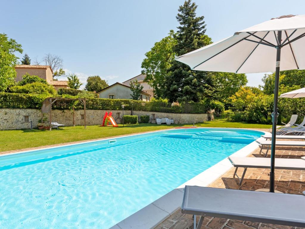 basen z parasolem i krzesłami w obiekcie Holiday Home in Umbria with Pool and Views w mieście San Secondo
