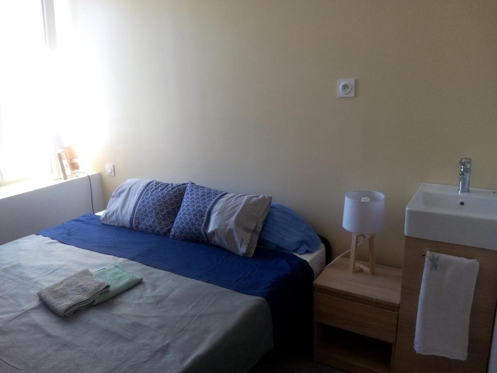 Postel nebo postele na pokoji v ubytování Les Chambres Studios de Pleslin-Foucher