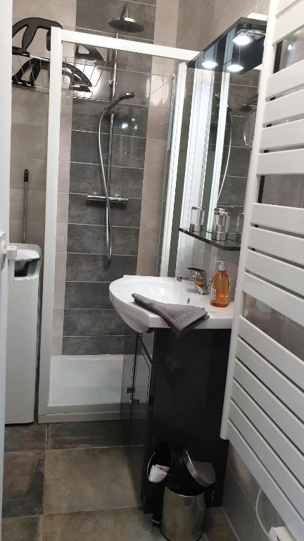 Koupelna v ubytování Garden and beach sea view apartment Cannes
