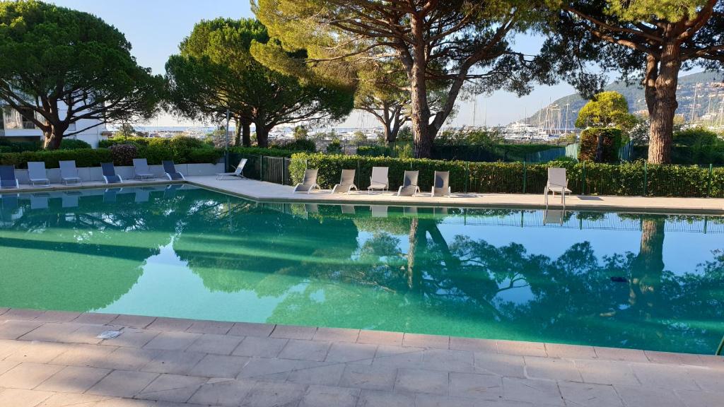 Bazén v ubytování Garden and beach sea view apartment Cannes nebo v jeho okolí