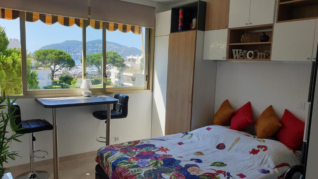Afbeelding uit fotogalerij van Garden and beach sea view apartment Cannes in Mandelieu-la-Napoule