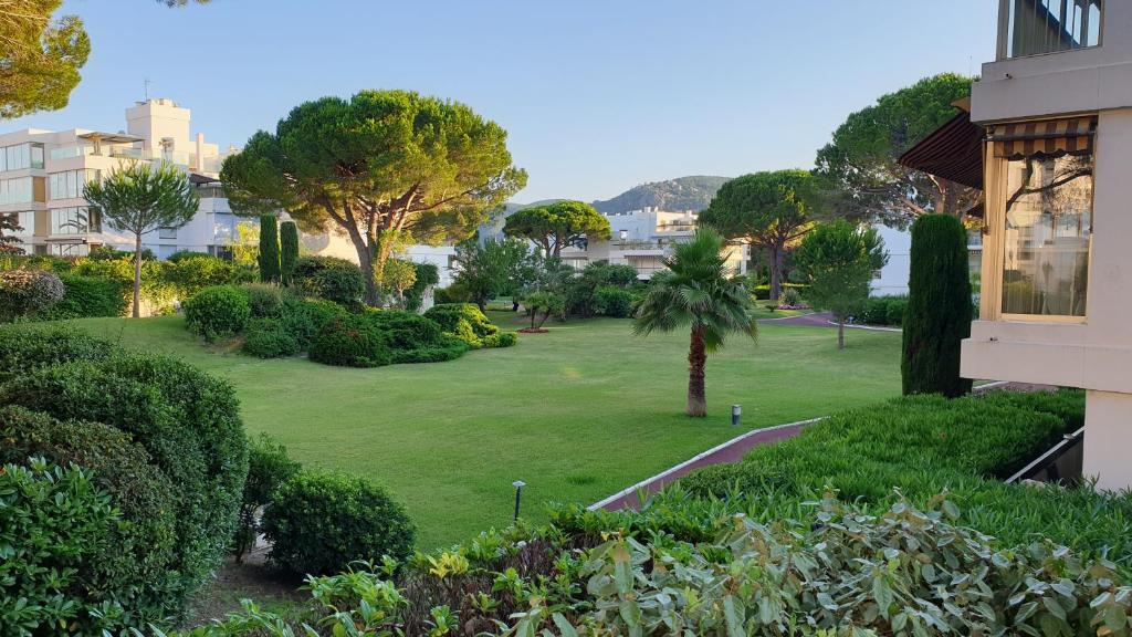 Zahrada ubytování Garden and beach sea view apartment Cannes
